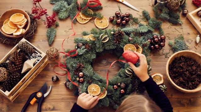 How to Make Festive DIY Holiday Wreaths This Winter